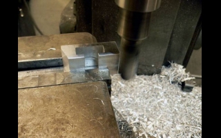 700 Jahre musste Wall-E auf der Erde arbeiten, bevor er Kontakt zu einem anderen mechanischen Lebewesen aufnehmen durfte. 18 Tage benötigte ein Russe um ein Wall-E Nachbau aus dem ganzen zu Feilen. Danach besaß er einen eigenen Wall-E mit einem Asus DVD Laufwerk. Das dabei Metall als Hauptwerkzeug diente, sieht man auf seiner Seite sehr gut. Und das Wall-E mit diesem Material auch die nächsten 700 Jahre überstehen könnte, würde bei dieser abgelieferten Arbeit niemanden wundern.