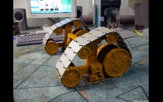 700 Jahre musste Wall-E auf der Erde arbeiten, bevor er Kontakt zu einem anderen mechanischen Lebewesen aufnehmen durfte. 18 Tage benötigte ein Russe um ein Wall-E Nachbau aus dem ganzen zu Feilen. Danach besaß er einen eigenen Wall-E mit einem Asus DVD Laufwerk. Das dabei Metall als Hauptwerkzeug diente, sieht man auf seiner Seite sehr gut. Und das Wall-E mit diesem Material auch die nächsten 700 Jahre überstehen könnte, würde bei dieser abgelieferten Arbeit niemanden wundern.