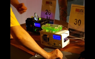Die IFA CaseCon Championship setzt in der Hauptkategorie auf komplette Eigenbauten von Computergehäusen (sog. CaseCons). Die CE-Mods sind eine absolute Weltneuheit und bilden die diesjährige Sonderkategorie der IFA CaseCon Championship. Mit CE-Mods sind Umbauten oder komplette Neubauten von handelsüblichen Geräten aus der Unterhaltungselektronik gemeint. Vom Fernseher bis zum Mobiltelefon, vom Videorekorder bis zum Radio – alles darf gemoddet werden. Der Fantasie sind keinerlei Grenzen gesetzt. Die einzige Bedingung lautet auch hier: Das Gerät muss weiter funktionstüchtig sein.