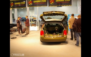 Auch Autos und Car-Tuning sind ein großes Thema auf der Internationalen Funkausstellung in Berlin. In dieser Galerie findet ihr alles, was des deutschen liebstes Kind betrifft - von der JBL-Endstufe bis zum Navigationsgerät.