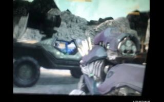 Seit einiger Zeit ist bekannt, dass Bungie an einem neuen Halo-Teil arbeitet. Halo Reach, soll der Titel heißen und wieder spannende Kämpfe im Ring-Universum bieten. Zugegeben, die Screenshots sind etwas verschwommen, dafür aber brandheiß und die ersten ihrer Art. :) Vielen Dank an neogaf.com!