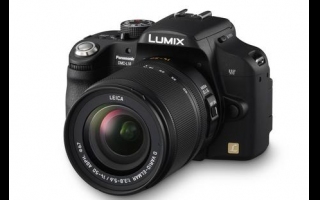 Panasonics Lumix DMC-L10 ist eine digitale Spiegelreflexkamera mit einem frei schwenkbaren LC-Monitor. Darüber hinaus zeigt das Display ein Live-View-Echtzeitbild an. Die Kamera nimmt in verschiedenen Formaten auf, unter anderem im 16:9-Modus. Sie besitzt eine Auflösung von 10 Megapixel, ein Ultraschall-Staubschutzsystem und Gesichtserkennung. Wahrscheinlich ab November, Preis noch offen.