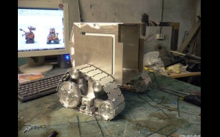 700 Jahre musste Wall-E auf der Erde arbeiten, bevor er Kontakt zu einem anderen mechanischen Lebewesen aufnehmen durfte. 18 Tage benötigte ein Russe um ein Wall-E Nachbau aus dem ganzen zu Feilen. Danach besaß er einen eigenen Wall-E mit einem Asus DVD Laufwerk. Das dabei Metall als Hauptwerkzeug diente, sieht man auf seiner Seite sehr gut. Und das Wall-E mit diesem Material auch die nächsten 700 Jahre überstehen könnte, würde bei dieser abgelieferten Arbeit niemanden wundern.