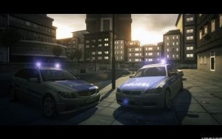 Alarm für Cobra 11: Highway Nights wurde entwickelt vom deutschen Hersteller Synetic. Das Rennspiel bietet abwechslungsreiche Missionen im Ruhrpott und verspricht, mit wilden Verfolgungsjagden und explosiven Schießereien keine Langeweile aufkommen zu lassen. Neben einer aufpolierten Grafikengine sind nun auch Tag- und Nachtwechsel Teil des Spielerlebnisses.