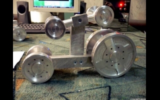 700 Jahre musste Wall-E auf der Erde arbeiten, bevor er Kontakt zu einem anderen mechanischen Lebewesen aufnehmen durfte. 18 Tage benötigte ein Russe um ein Wall-E Nachbau aus dem ganzen zu Feilen. Danach besaß er einen eigenen Wall-E mit einem Asus DVD Laufwerk. Das dabei Metall als Hauptwerkzeug diente, sieht man auf seiner Seite sehr gut. Und das Wall-E mit diesem Material auch die nächsten 700 Jahre überstehen könnte, würde bei dieser abgelieferten Arbeit niemanden wundern.