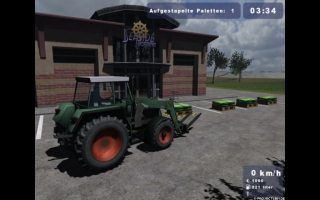 Die Fortsetzung des beliebten Landwirtschafts-Simulators bringt eine Fülle neuer Features und Verbesserungen mit sich. Endlich könnt in der fotorealistischen Landschaft detaillierten KI-Verkehr erleben. Im brandneuen Karriere-Modus mit umfangreichem Wirtschaftsteil treibt ihr Handel mit verschiedenen Gütern und bringt eure Waren an den Mann. Bei den Arbeiten auf dem Feld stehen dabei computergesteuerte Erntehelfer zur Verfügung. Besucht den Landmaschinenhändler im Ort, um neue Fahrzeuge und Geräte zu kaufen oder um veraltete Maschinen wieder zu verkaufen. Selbstverständlich bietet der Landwirtschafts-Simulator 2009 wieder viele abwechslungsreiche Missionen sowie einen realistischen Tag- und Nacht-Zyklus mit wechselnden Wetterverhältnissen. Über das Internet steht außerdem eine Vielzahl weiterer Fahrzeuge zum Download bereit.