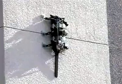 Roboter erklimmt Wände und Telefonmasten