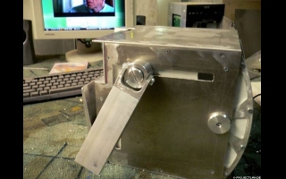 700 Jahre musste Wall-E auf der Erde arbeiten, bevor er Kontakt zu einem anderen mechanischen Lebewesen aufnehmen durfte. 18 Tage benötigte ein Russe um ein Wall-E Nachbau aus dem ganzen zu Feilen. Danach besaß er einen eigenen Wall-E mit einem Asus DVD Laufwerk. Das dabei Metall als Hauptwerkzeug diente, sieht man auf seiner Seite sehr gut. Und das Wall-E mit diesem Material auch die nächsten 700 Jahre überstehen könnte, würde bei dieser abgelieferten Arbeit niemanden wundern.