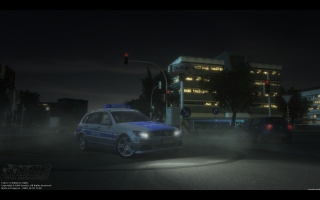 Alarm für Cobra 11: Highway Nights wurde entwickelt vom deutschen Hersteller Synetic. Das Rennspiel bietet abwechslungsreiche Missionen im Ruhrpott und verspricht, mit wilden Verfolgungsjagden und explosiven Schießereien keine Langeweile aufkommen zu lassen. Neben einer aufpolierten Grafikengine sind nun auch Tag- und Nachtwechsel Teil des Spielerlebnisses.