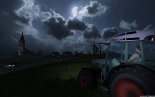Die Fortsetzung des beliebten Landwirtschafts-Simulators bringt eine Fülle neuer Features und Verbesserungen mit sich. Endlich könnt in der fotorealistischen Landschaft detaillierten KI-Verkehr erleben. Im brandneuen Karriere-Modus mit umfangreichem Wirtschaftsteil treibt ihr Handel mit verschiedenen Gütern und bringt eure Waren an den Mann. Bei den Arbeiten auf dem Feld stehen dabei computergesteuerte Erntehelfer zur Verfügung. Besucht den Landmaschinenhändler im Ort, um neue Fahrzeuge und Geräte zu kaufen oder um veraltete Maschinen wieder zu verkaufen. Selbstverständlich bietet der Landwirtschafts-Simulator 2009 wieder viele abwechslungsreiche Missionen sowie einen realistischen Tag- und Nacht-Zyklus mit wechselnden Wetterverhältnissen. Über das Internet steht außerdem eine Vielzahl weiterer Fahrzeuge zum Download bereit.