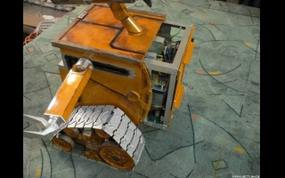 700 Jahre musste Wall-E auf der Erde arbeiten, bevor er Kontakt zu einem anderen mechanischen Lebewesen aufnehmen durfte. 18 Tage benötigte ein Russe um ein Wall-E Nachbau aus dem ganzen zu Feilen. Danach besaß er einen eigenen Wall-E mit einem Asus DVD Laufwerk. Das dabei Metall als Hauptwerkzeug diente, sieht man auf seiner Seite sehr gut. Und das Wall-E mit diesem Material auch die nächsten 700 Jahre überstehen könnte, würde bei dieser abgelieferten Arbeit niemanden wundern.