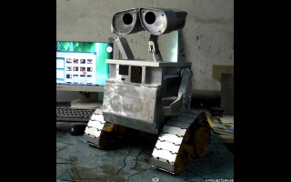 700 Jahre musste Wall-E auf der Erde arbeiten, bevor er Kontakt zu einem anderen mechanischen Lebewesen aufnehmen durfte. 18 Tage benötigte ein Russe um ein Wall-E Nachbau aus dem ganzen zu Feilen. Danach besaß er einen eigenen Wall-E mit einem Asus DVD Laufwerk. Das dabei Metall als Hauptwerkzeug diente, sieht man auf seiner Seite sehr gut. Und das Wall-E mit diesem Material auch die nächsten 700 Jahre überstehen könnte, würde bei dieser abgelieferten Arbeit niemanden wundern.
