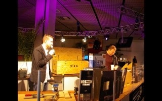 Die IFA CaseCon Championship setzt in der Hauptkategorie auf komplette Eigenbauten von Computergehäusen (sog. CaseCons). Die CE-Mods sind eine absolute Weltneuheit und bilden die diesjährige Sonderkategorie der IFA CaseCon Championship. Mit CE-Mods sind Umbauten oder komplette Neubauten von handelsüblichen Geräten aus der Unterhaltungselektronik gemeint. Vom Fernseher bis zum Mobiltelefon, vom Videorekorder bis zum Radio – alles darf gemoddet werden. Der Fantasie sind keinerlei Grenzen gesetzt. Die einzige Bedingung lautet auch hier: Das Gerät muss weiter funktionstüchtig sein.