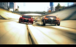 Split Second schaut auf den ersten Blick wie ein Burnout-Remake aus, verspricht aber, sich mit einigen interessanten Features abzuheben. Die größte Besonderheit von Split/Second ist sicher die Tatsache, dass die TV-Show durch "explosive" Ereignisse etwas spannender gestaltet wird. So sollt ihr gegnerische Fahrer nicht nur von der Piste stoßen, ebenso müsst ihr flott reagieren - wenn z.B. TV-Kulissenteile plötzlich gesprengt werden. Da fliegen dynamisch Bauwerke in die Luft, blockieren die Strecke oder es entstehen urplötzlich neue Alternativrouten.