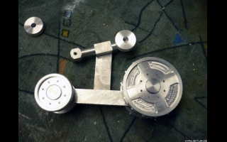 700 Jahre musste Wall-E auf der Erde arbeiten, bevor er Kontakt zu einem anderen mechanischen Lebewesen aufnehmen durfte. 18 Tage benötigte ein Russe um ein Wall-E Nachbau aus dem ganzen zu Feilen. Danach besaß er einen eigenen Wall-E mit einem Asus DVD Laufwerk. Das dabei Metall als Hauptwerkzeug diente, sieht man auf seiner Seite sehr gut. Und das Wall-E mit diesem Material auch die nächsten 700 Jahre überstehen könnte, würde bei dieser abgelieferten Arbeit niemanden wundern.
