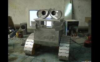 700 Jahre musste Wall-E auf der Erde arbeiten, bevor er Kontakt zu einem anderen mechanischen Lebewesen aufnehmen durfte. 18 Tage benötigte ein Russe um ein Wall-E Nachbau aus dem ganzen zu Feilen. Danach besaß er einen eigenen Wall-E mit einem Asus DVD Laufwerk. Das dabei Metall als Hauptwerkzeug diente, sieht man auf seiner Seite sehr gut. Und das Wall-E mit diesem Material auch die nächsten 700 Jahre überstehen könnte, würde bei dieser abgelieferten Arbeit niemanden wundern.