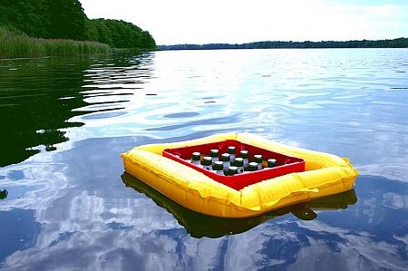 Schwimmender Bierkasten für heiße Tage