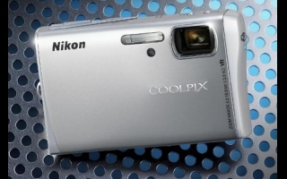 Auch das Coolpix-Modell S51c ist im „Wave“-Design von Nikon gehalten. Sie ist das Schwestermodell der S51, hat aber außerdem noch eine Wifi-Unterstützung. Darüber hinaus besitzt sie eine Auflösung von 8,1 Megapixel, einen 3-fach optischen Zoom und einen optischen Bildstabilisator. Ab September, Preis: 329 Euro.