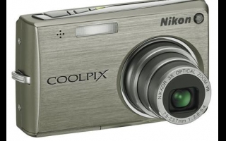 Nikon nennt die Coolpix S700 „das Spitzenmodell der Style-Serie“. Technisch hat sie einiges zu bieten: eine Auflösung von 12,1 Megapixel, einen 3-fach optischen Zoom, einen optischen Bildstabilisator und einen größeren Monitor. Sie besitzt darüber hinaus eine Lichtempfindlichkeit von ISO 3200, erkennt bis zu zwölf Gesichter und ist mit Nikons neuem, schnellen Bildprozessor Expeed ausgerüstet. Ab Oktober, Preis: 379 Euro.