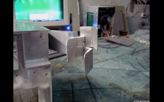 700 Jahre musste Wall-E auf der Erde arbeiten, bevor er Kontakt zu einem anderen mechanischen Lebewesen aufnehmen durfte. 18 Tage benötigte ein Russe um ein Wall-E Nachbau aus dem ganzen zu Feilen. Danach besaß er einen eigenen Wall-E mit einem Asus DVD Laufwerk. Das dabei Metall als Hauptwerkzeug diente, sieht man auf seiner Seite sehr gut. Und das Wall-E mit diesem Material auch die nächsten 700 Jahre überstehen könnte, würde bei dieser abgelieferten Arbeit niemanden wundern.