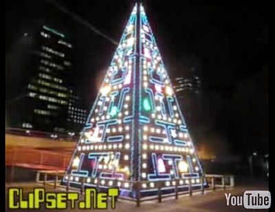 Weihnachtswahnsinn: PacMan-Pyramide in Madrid