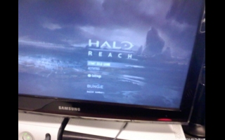 Seit einiger Zeit ist bekannt, dass Bungie an einem neuen Halo-Teil arbeitet. Halo Reach, soll der Titel heißen und wieder spannende Kämpfe im Ring-Universum bieten. Zugegeben, die Screenshots sind etwas verschwommen, dafür aber brandheiß und die ersten ihrer Art. :) Vielen Dank an neogaf.com!