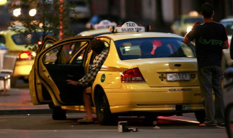 GTA Fan raubt Taxi wie im Spiel