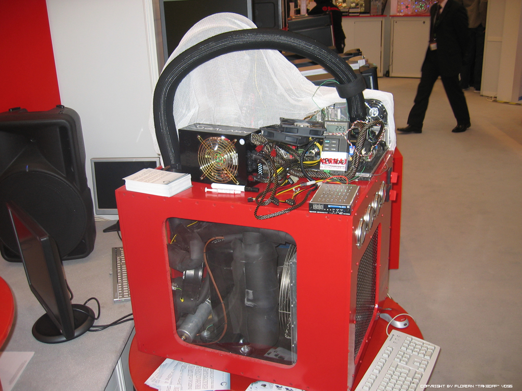 Die vorführung des extreme Overclocking sollte um 15 uhr beginnen, um halb 6 ist sie immer noch nicht gestartet. Tja, wenn man keine leute vom Fach dransetzt !