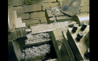 700 Jahre musste Wall-E auf der Erde arbeiten, bevor er Kontakt zu einem anderen mechanischen Lebewesen aufnehmen durfte. 18 Tage benötigte ein Russe um ein Wall-E Nachbau aus dem ganzen zu Feilen. Danach besaß er einen eigenen Wall-E mit einem Asus DVD Laufwerk. Das dabei Metall als Hauptwerkzeug diente, sieht man auf seiner Seite sehr gut. Und das Wall-E mit diesem Material auch die nächsten 700 Jahre überstehen könnte, würde bei dieser abgelieferten Arbeit niemanden wundern.