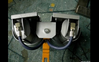 700 Jahre musste Wall-E auf der Erde arbeiten, bevor er Kontakt zu einem anderen mechanischen Lebewesen aufnehmen durfte. 18 Tage benötigte ein Russe um ein Wall-E Nachbau aus dem ganzen zu Feilen. Danach besaß er einen eigenen Wall-E mit einem Asus DVD Laufwerk. Das dabei Metall als Hauptwerkzeug diente, sieht man auf seiner Seite sehr gut. Und das Wall-E mit diesem Material auch die nächsten 700 Jahre überstehen könnte, würde bei dieser abgelieferten Arbeit niemanden wundern.
