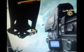 Seit einiger Zeit ist bekannt, dass Bungie an einem neuen Halo-Teil arbeitet. Halo Reach, soll der Titel heißen und wieder spannende Kämpfe im Ring-Universum bieten. Zugegeben, die Screenshots sind etwas verschwommen, dafür aber brandheiß und die ersten ihrer Art. :) Vielen Dank an neogaf.com!
