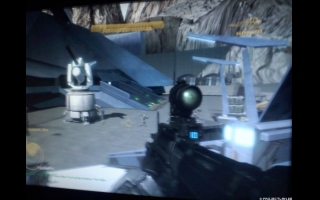 Seit einiger Zeit ist bekannt, dass Bungie an einem neuen Halo-Teil arbeitet. Halo Reach, soll der Titel heißen und wieder spannende Kämpfe im Ring-Universum bieten. Zugegeben, die Screenshots sind etwas verschwommen, dafür aber brandheiß und die ersten ihrer Art. :) Vielen Dank an neogaf.com!