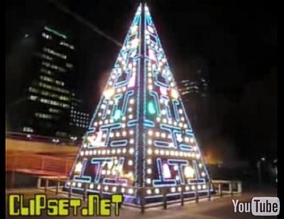 Weihnachtswahnsinn: PacMan-Pyramide in Madrid