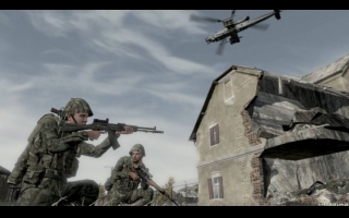 ARMA 2 bietet eine weitverzweigte Kampagne, die du als Spieler vorantreibst und durch deine Entscheidungen beeinflusst. Gewinne das Vertrauen einer bevorzugten Kriegspartei - oder spiele diese gegen eine andere aus. Deine Wahl wird die Zukunft des Landes verändern. Du kannst darüber entscheiden, welche Fraktion an die Macht kommt oder ob überhaupt keine siegreich sein wird. Wirst du einen stabilen Frieden etablieren können? Oder einen noch schlimmeren Krieg auslösen?