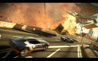 Split Second schaut auf den ersten Blick wie ein Burnout-Remake aus, verspricht aber, sich mit einigen interessanten Features abzuheben. Die größte Besonderheit von Split/Second ist sicher die Tatsache, dass die TV-Show durch "explosive" Ereignisse etwas spannender gestaltet wird. So sollt ihr gegnerische Fahrer nicht nur von der Piste stoßen, ebenso müsst ihr flott reagieren - wenn z.B. TV-Kulissenteile plötzlich gesprengt werden. Da fliegen dynamisch Bauwerke in die Luft, blockieren die Strecke oder es entstehen urplötzlich neue Alternativrouten.