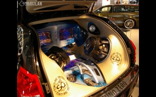 Auch Autos und Car-Tuning sind ein großes Thema auf der Internationalen Funkausstellung in Berlin. In dieser Galerie findet ihr alles, was des deutschen liebstes Kind betrifft - von der JBL-Endstufe bis zum Navigationsgerät.