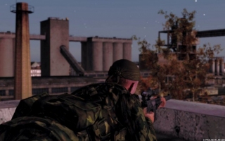 ARMA 2 bietet eine weitverzweigte Kampagne, die du als Spieler vorantreibst und durch deine Entscheidungen beeinflusst. Gewinne das Vertrauen einer bevorzugten Kriegspartei - oder spiele diese gegen eine andere aus. Deine Wahl wird die Zukunft des Landes verändern. Du kannst darüber entscheiden, welche Fraktion an die Macht kommt oder ob überhaupt keine siegreich sein wird. Wirst du einen stabilen Frieden etablieren können? Oder einen noch schlimmeren Krieg auslösen?