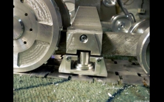 700 Jahre musste Wall-E auf der Erde arbeiten, bevor er Kontakt zu einem anderen mechanischen Lebewesen aufnehmen durfte. 18 Tage benötigte ein Russe um ein Wall-E Nachbau aus dem ganzen zu Feilen. Danach besaß er einen eigenen Wall-E mit einem Asus DVD Laufwerk. Das dabei Metall als Hauptwerkzeug diente, sieht man auf seiner Seite sehr gut. Und das Wall-E mit diesem Material auch die nächsten 700 Jahre überstehen könnte, würde bei dieser abgelieferten Arbeit niemanden wundern.